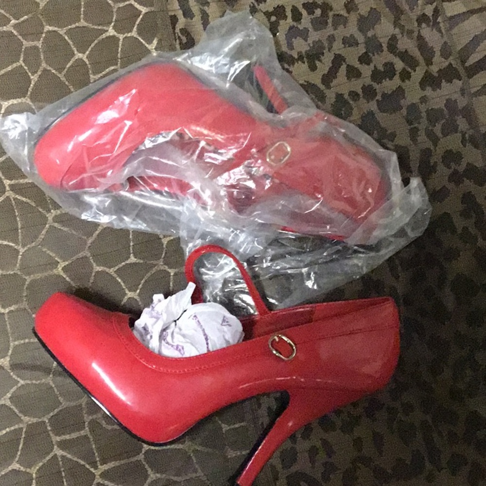 Red heels - Picture 3 of 3